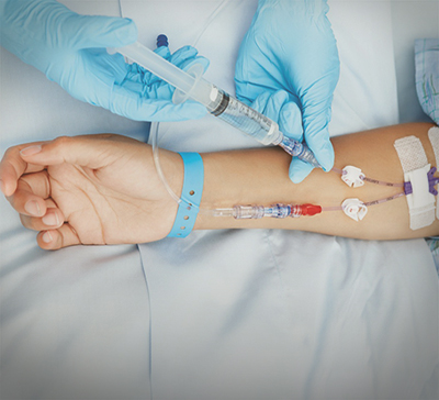 Врач вводит прерараты в вену пациенту